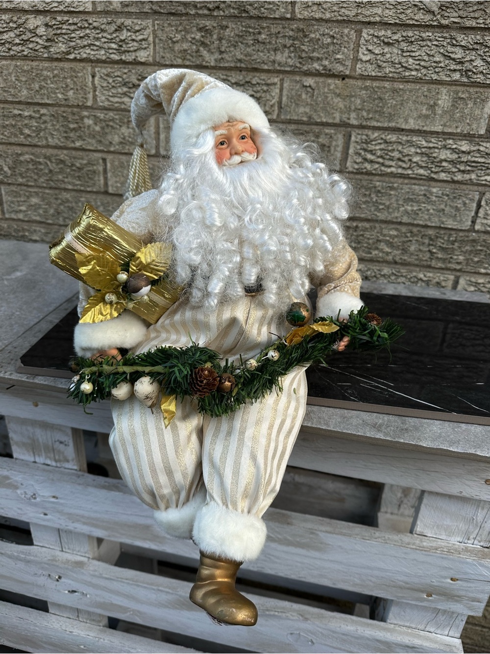 Vintage sitting Santa Claus Christmas Decoration with Garland